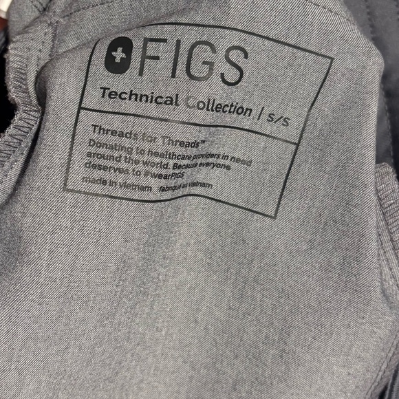 FIGS Men Graphite Scrub Set - Picture 4 of 14